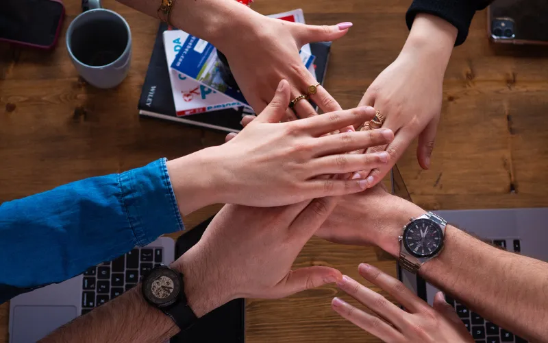 6 Six mains d'employé·e·s s'unissent