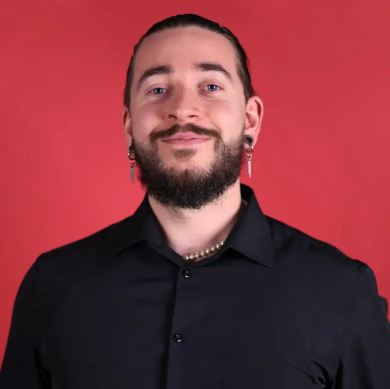 Geof carré Geoffroy directeur comptes souriant