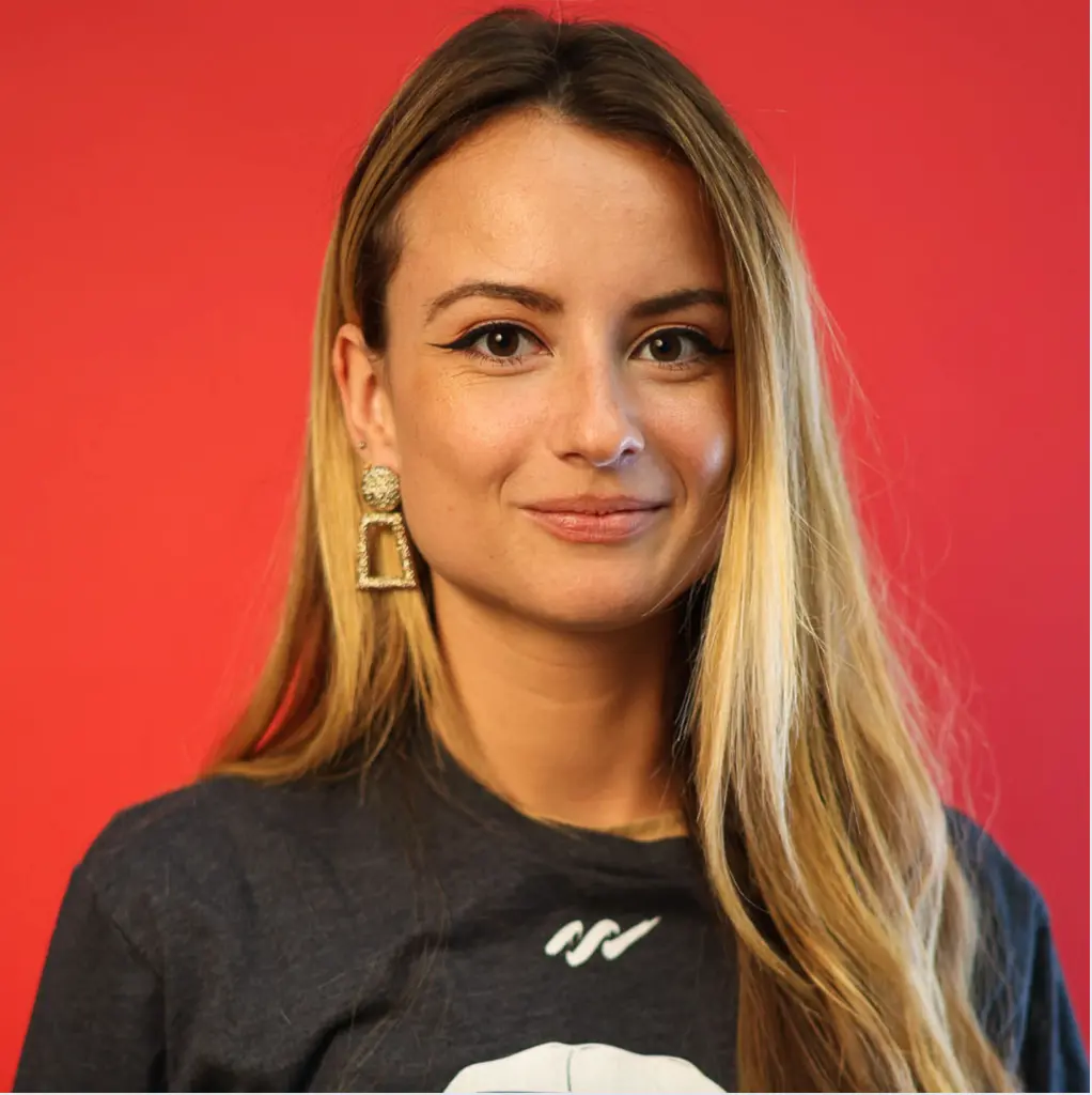 Julia carré site web Julia directrice marketing souriant