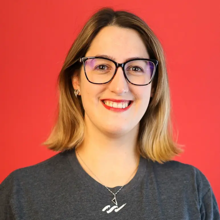 Lucie photo carré site web Lucie admin ventes souriante