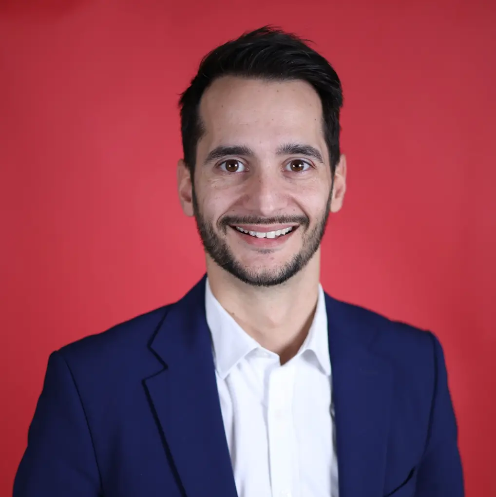 Marc carré photo site web Marc Directeur Général souriant