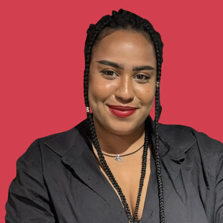 Marwa carré site web Marwa RH souriante