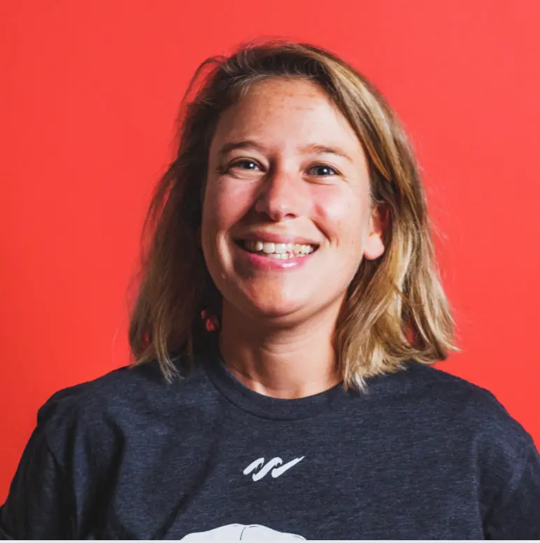 Morgane carré Morgane gestionnaire souriante